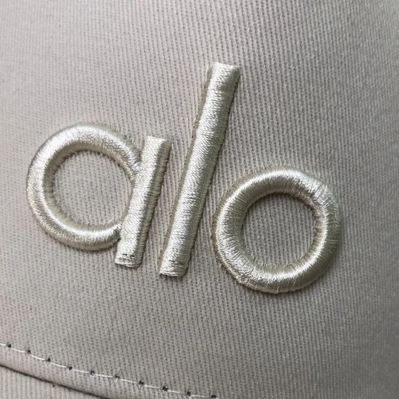 BEST NWT | ALO Yoga casual District Trucker Hat - Picture 5 of 6